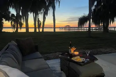 Image de Million dollar riverfront views - Large updated 2 acre retreat family getaway.