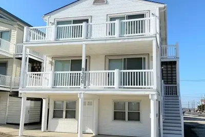 Image de Location, Location, Location! Directly across the street from quiet beach in south end of the island. Stunning ocean views!
