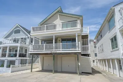 Image de Beach Front with Sweeping Ocean Views!
