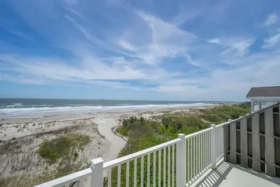 Image de Beach Front with Unobstructed Ocean Views!