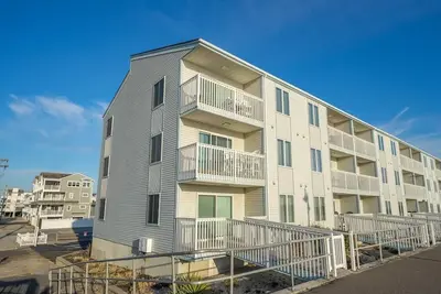 Image de Beach Front Condo- Sweeping Views of Ocean!