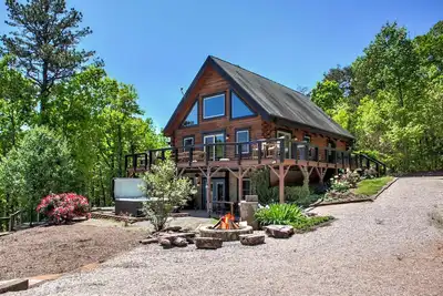 Image de Laughing Logs: Mountain Cabin with Hot Tub, Games, & Stunning Views