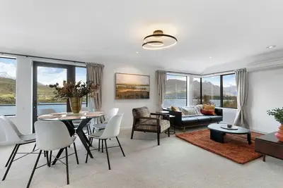Image de Enjoy million dollar views at Lakeside Retreat centrally located in Queenstown!