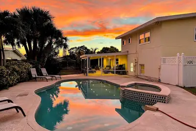 Image de Private heated pool home with hot tub near beach, sleeps 10