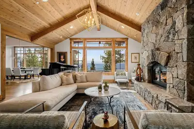 Image de Luxurious Lakeview Home extensively remodeled and professionally furnished
