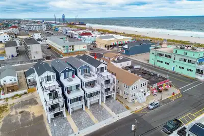 Image de Unlimited Ocean Views 5 Br 5 Bath  Beach Block