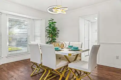 Image de “Cozy home near At&T Stadium, Six Flags, and Globe Life Field. Perfect vacation.