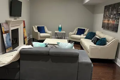 Image de Cozy & spacious 2 bedroom basement apartment just 16 minutes from the airport.