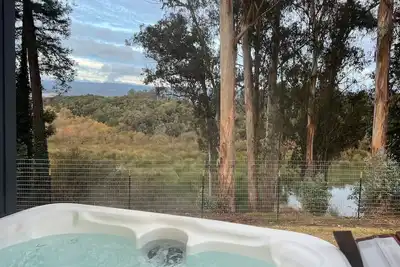 Image de Hidden Lake Cottage With Hot Tub & Views! 20 Mins to Beach