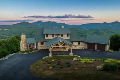 Image de Luxury Mountaintop Lodge in Banner Elk! - Views!