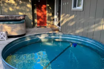 Image de New Soaking Pool! Hot Tub and Ping Pong! Cozy 3 bedroom home.