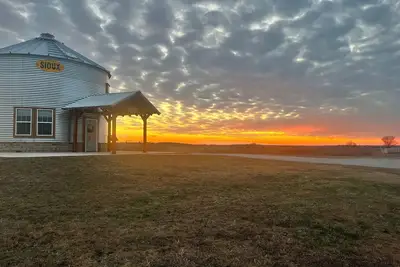 Image de Harvest Hill Silo - Home on Route 66, 5 acre Fishing Pond
