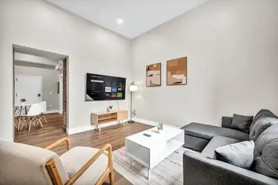 Image de 4Bd+65\"Tv+Wfh+8 Min from Dt Cle