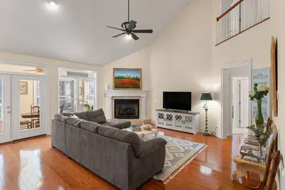 Image de Monthly Rental – 4br Pet-Friendly Retreat w/ Office, Bikes, Patio, Near Stables & Village Creek