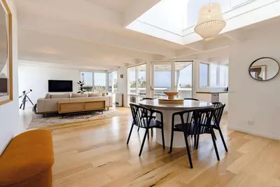 Image de Ocean Breeze and Sweeping Coastal Views