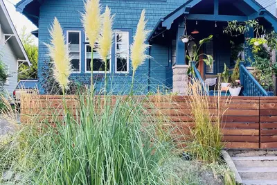 Image de Big Blue - 3 bed 2 bth + office, driveway, fenced yard and finished basement