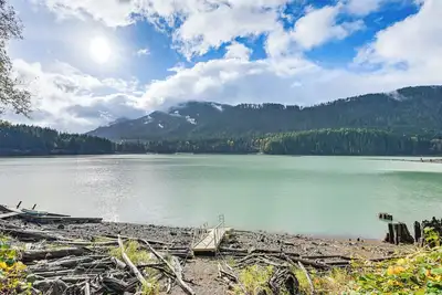 Image de Waterfront Alder Lake Retreat: Private Deck!