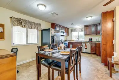 Image de Apache Junction Home w\/ Covered Deck + Grill