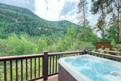 Image de Plan an Intimate Getaway to our Charming 2br East Vail Chalet! Hot Tub, Views, Access to In-Town Bus