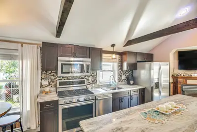 Image de Walk to Beach: Water-View Abode in Portsmouth!