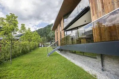 Image de Appartement moderne avec balcon et accès au sauna