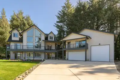 Image de New Listing! Luxury 6 bedroom, 5 bath lake home with hot tub, sauna. dock and lake access