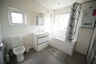 Image de Spacious 3-Bed Home | Manchester Airport | Free Parking | Sleeps 10