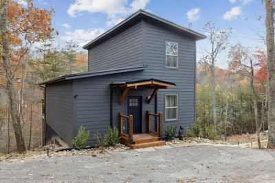 Image de Black Bear - Smoky Mtn Cabin w/ Hot Tub, Arcade + Shared Axe Throwing & Fire Pit