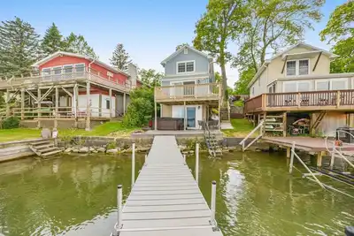 Image de Cozy on Cayuga | Lakefront | Hot Tub | Fire Pit