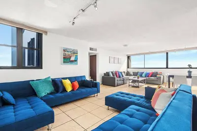 Image de Bright and Modern Apartment with City & Beach Views, and Free Parking