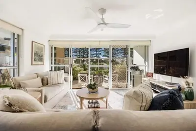 Image de Direct Beachfront Location!
