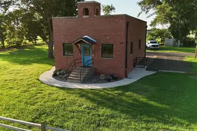 Image de Timeless Schoolhouse Destination- Guthrie, Oklahoma 3 Kings + 2 Twins