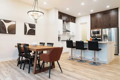 Image de 5 Bed House | Close to Airport| Close to Mountains