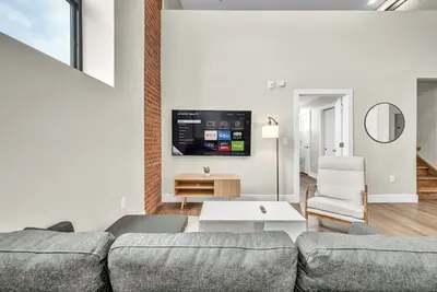 Image de Loft+2Bd+65\"Tv+8 Min from Dt Cle