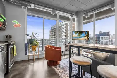 Image de InfinityNest: Chic downtown escape/ stunning views