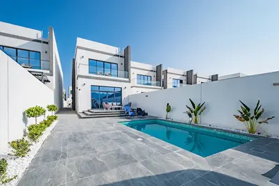 Image de Blue Marble Beach 4br Villa with AsstRm, Private Pool and Access to Floating Pier