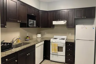 Image de Central location, across from Wlu, 5 minutes walk to Uw,