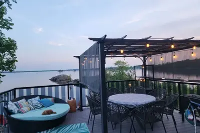 Image de Lakehouse Loft with Roof Terrace & Wood Cedar Spa