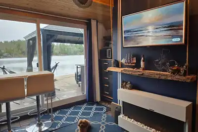 Image de Zuka Boathouse with Wood-Burning Hot Tub and Sauna