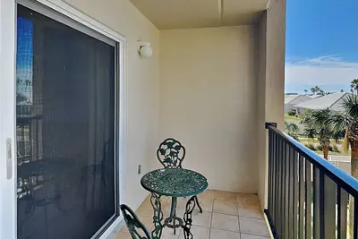 Image de Elegant Condo Across from the Beach with Balcony and Pool Views