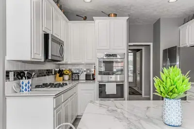 Image de Single story 4 Bedroom estate. Pool villa in Friendswood + 3 car garage
