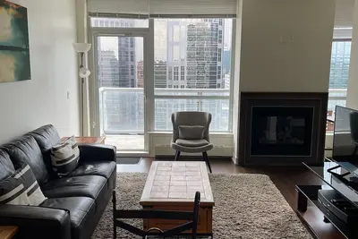 Image de 1br Condo with Skyline Views & Modern Amenities