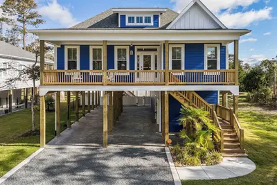 Image de No Egrets: Stylish Home With Pool, Upscale Kitchen/Dining and More!