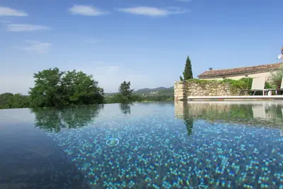 Image de maison idéale pour famille, cigale farniente, proche des gorges de l'Ardeche