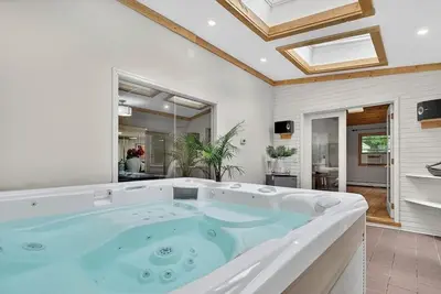 Image de Indoor Salt water Spa for long or short stays