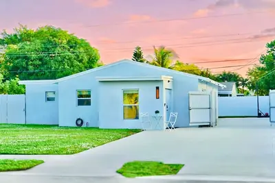 Image de Stylish House w/Hot Tub, Close to Beach & Stadium