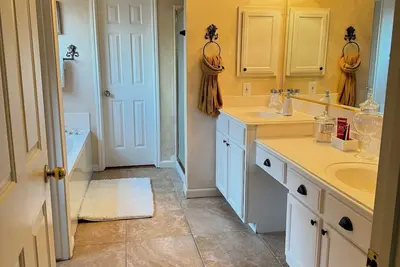 Image de 4-bedroom house WiFi, Ac. Pet and Family Friendly perfect for gatherings