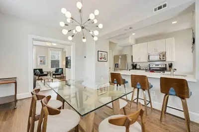 Image de Mid-Century Townhome Steps from Restaurants