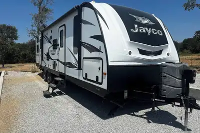 Image de Ample Lakeside Travel Trailer