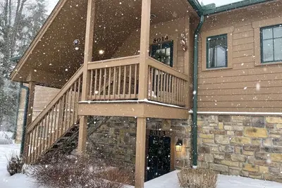 Image de Slopeside, ski-in, ski-out condo-perfectly set along run 24 at Peek'n'Peek!